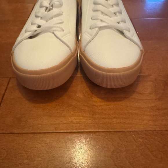 French Connection sneakers with orange detail on the back. Size 8.5, never worn - Picture 2 of 4